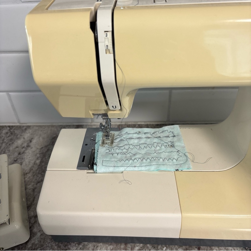 Kenmore 385.1884180 Retro 30 Stitch Sewing Machine W/ Pedal, Extras- Works! - Picture 4 of 17